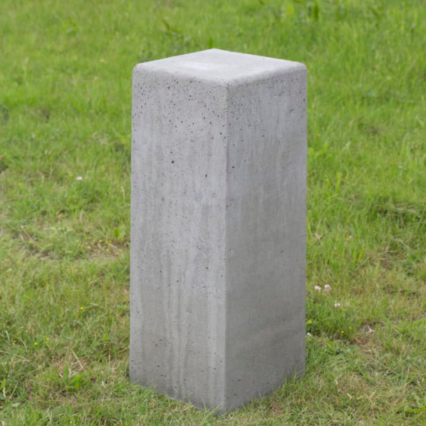 Betonpoef vierkant 300x300x800 grijs beton omgeving