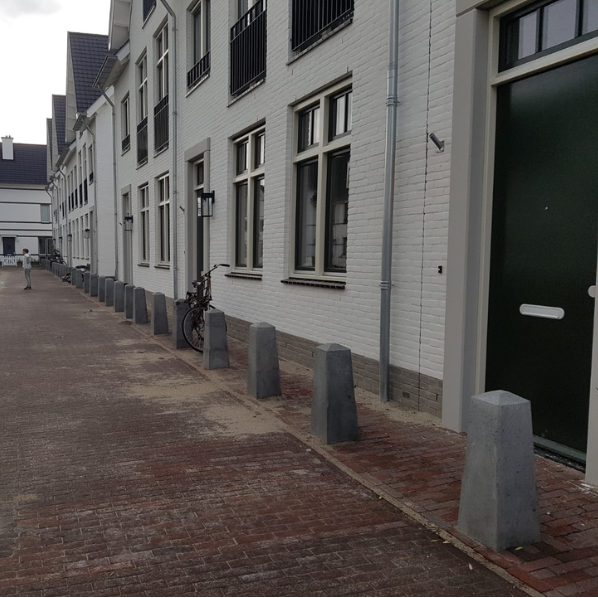 Betonnen sierpaal Dokkum XL grijs beton omgeving