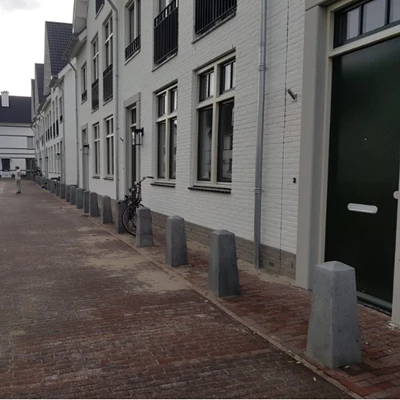 Betonnen sierpaal Dokkum XL grijs beton omgeving