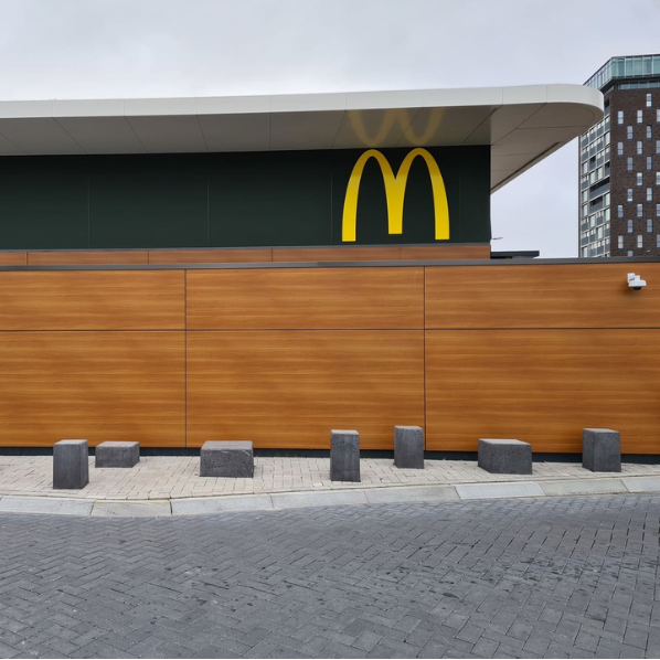 Betonpoefs vierkant antraciet beton omgeving