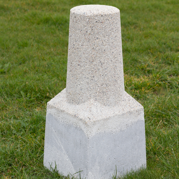 Betonnen sierpaal klein gewassen grind omgeving