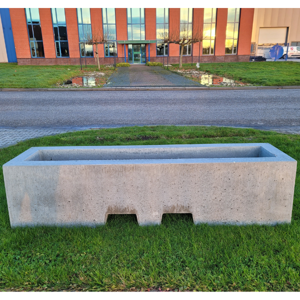 Betonnen bloembak rechthoek 2000x500x500 grijs beton met lepelgaten omgeving
