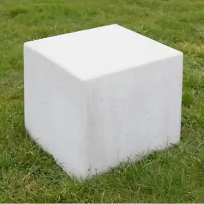 Betonpoef vierkant 500x500x500 wit beton omgeving