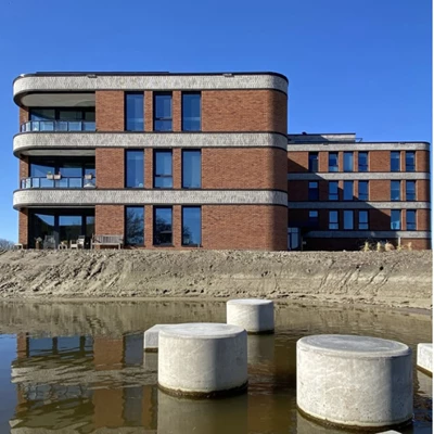 Betonpoefs rond in water