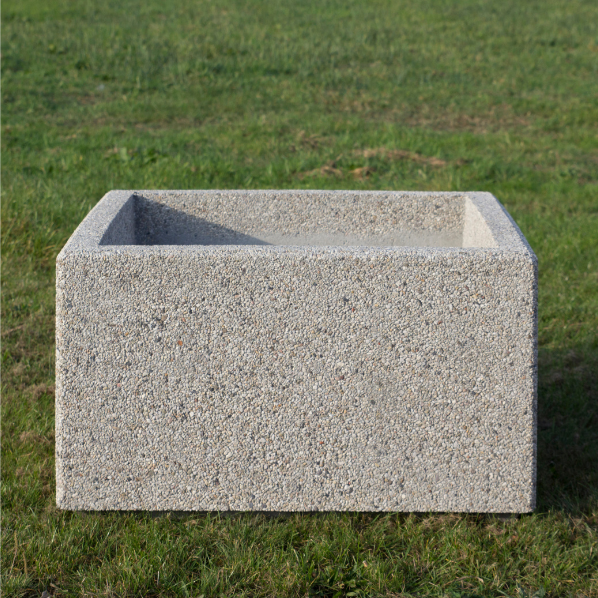 Betonnen bloembak vierkant 1000x1000x600 gewassen grind omgeving