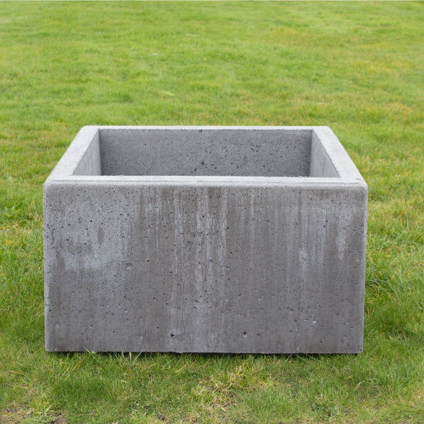 Betonnen bloembak vierkant 1000x1000x600 grijsbeton omgeving