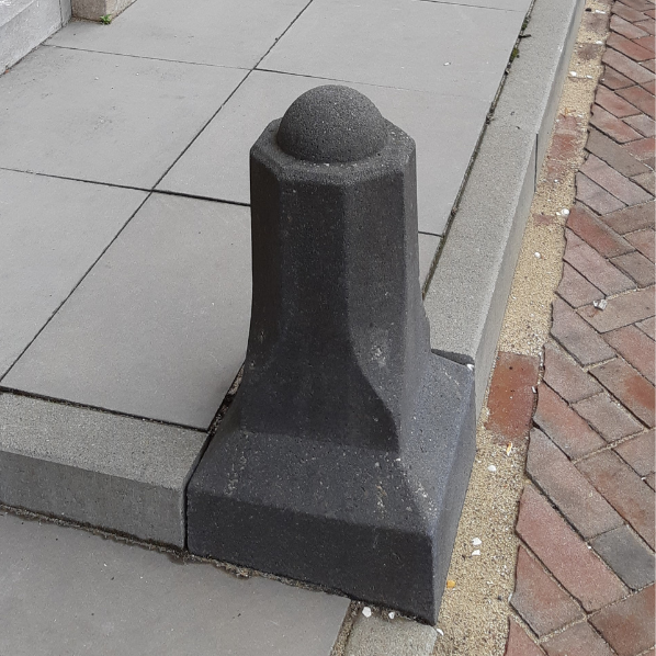 Achthoekige sierpaal klein antraciet beton omgeving