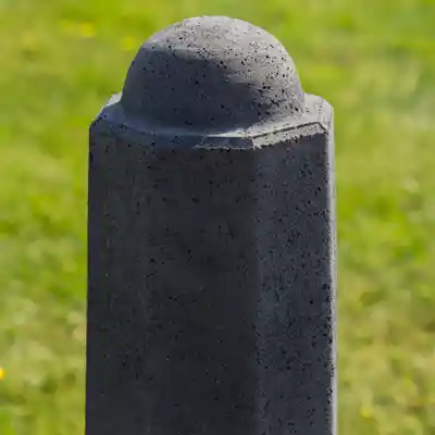 Achthoekige sierpaal klein antraciet beton close up