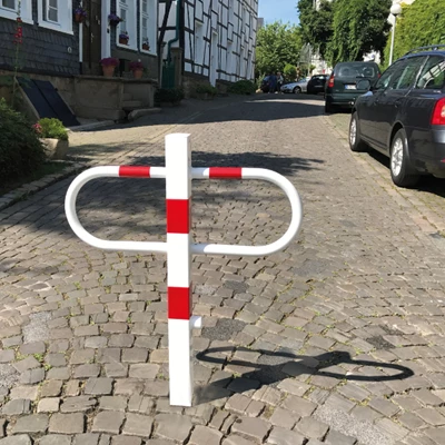 Uitneembare parkeerpaal 70x70 wit/rood omgeving