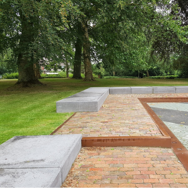 Betonpoefs vierkant 1250x1250x500 antraciet beton omgeving