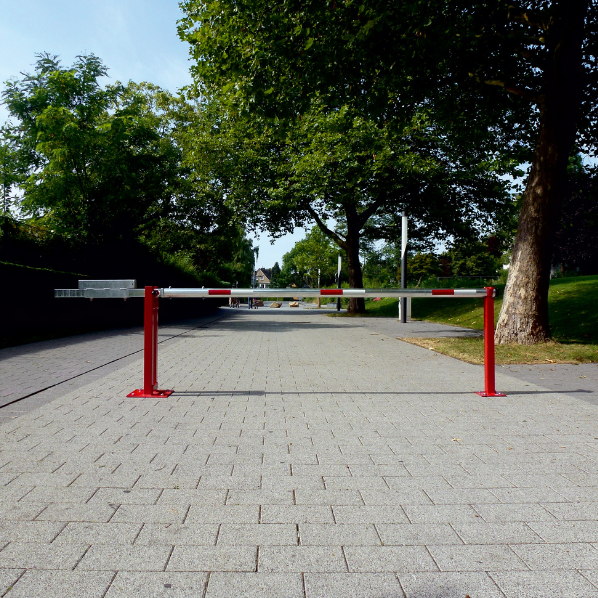 Handmatige slagboom met contragewicht en vaste vangpaal omgeving