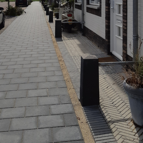 Betonnen sierpaal Dokkum antraciet beton omgeving