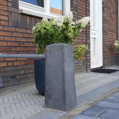 Betonnen sierpaal Dokkum antraciet beton met buis omgeving