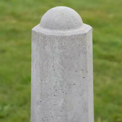 Achthoekige sierpaal klein wit beton close up