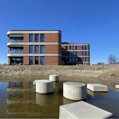Betonpoefs vierkant grijs beton omgeving in water