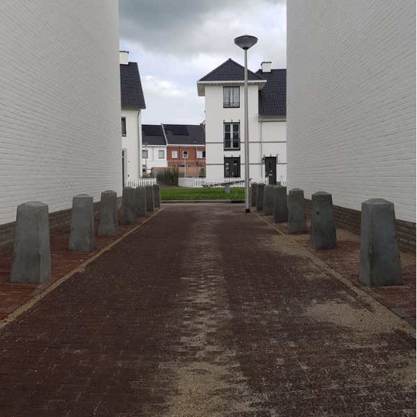 Betonnen sierpaal Dokkum XL antraciet beton omgeving