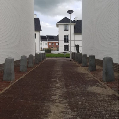 Betonnen sierpaal Dokkum XL antraciet beton omgeving