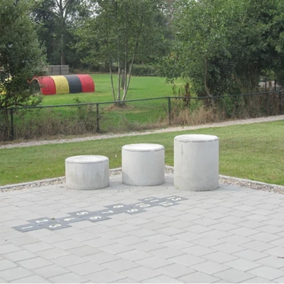 Betonpoefs rond omgeving