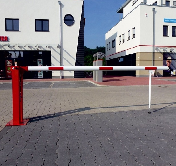 Handbediende slagboom met gasdrukveer en pendelpaal omgeving