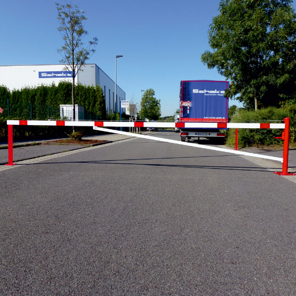 Handmatige draaiboom met vangpalen op voetplaat omgeving