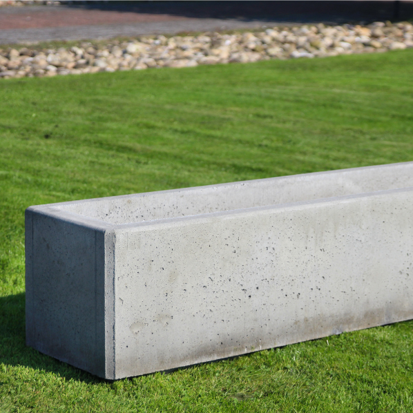 Betonnen bloembak rechthoek 2000x500x500 grijs beton omgeving