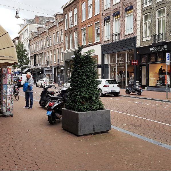 Betonnen bloembak vierkant 1000x1000x600 antraciet beton omgeving stad