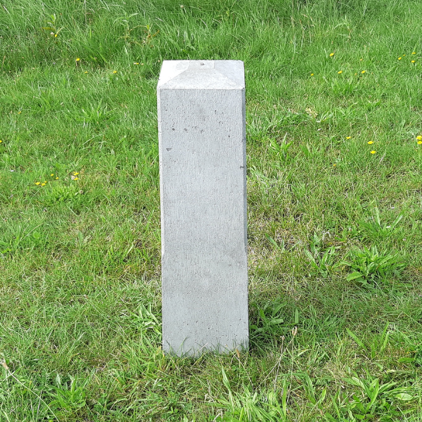 Betonnen sierpaal Dokkum wit beton omgeving