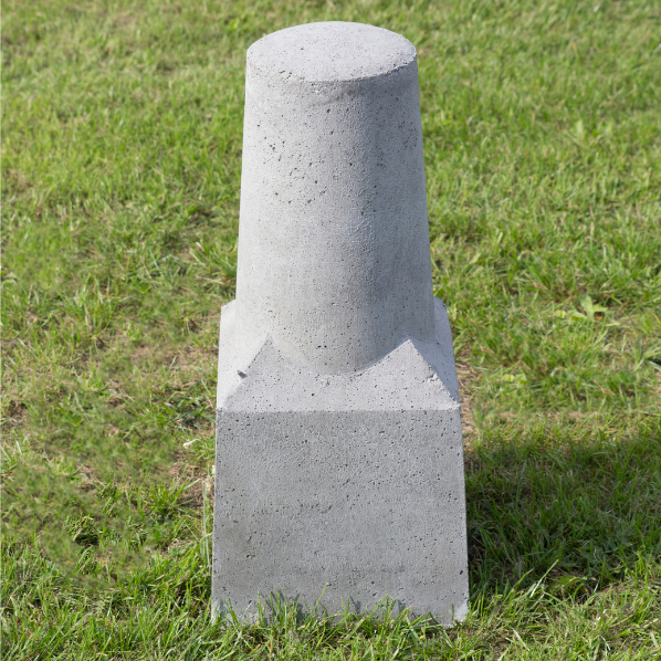 Betonnen sierpaal klein grijs beton omgeving