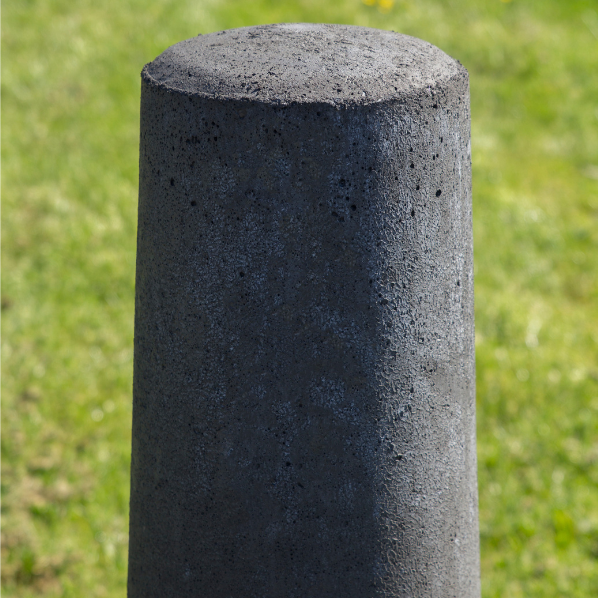 Sierpaal groot grijs beton omgeving close up